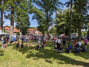 Dorfplatz mit entspannten Teilnehmern